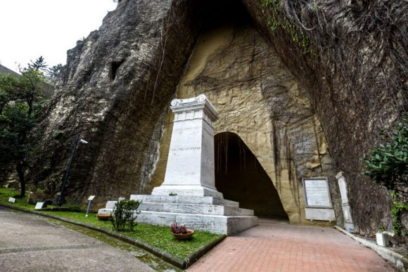 tomba di Leopardi all'ingresso della grotta di Virgilio