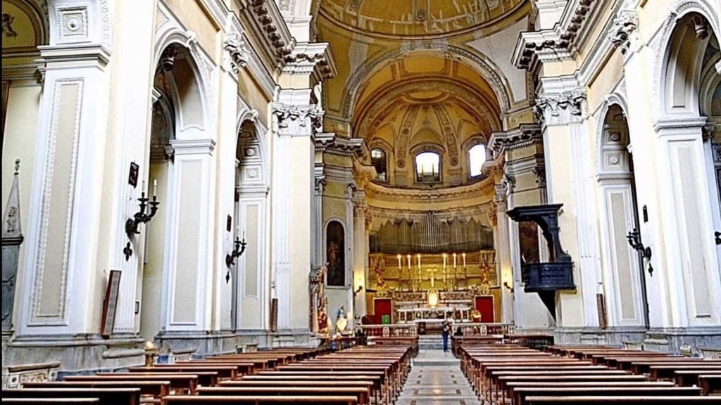 Navata centrale della Basilica di San Pietro ad Aram a Napoli