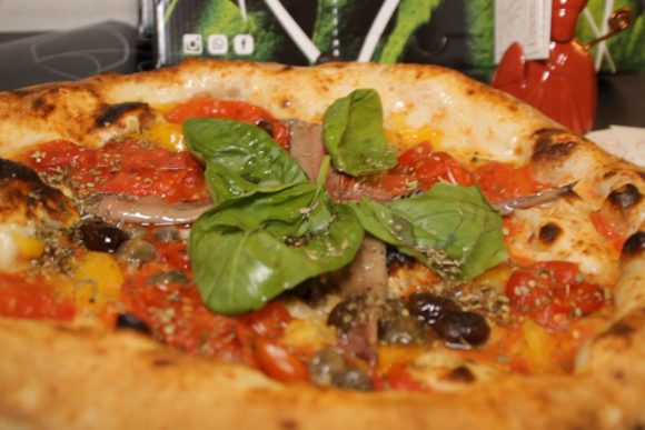 Pizza Marinara alla Pizzeria San Gennaro a via Mezzocannone