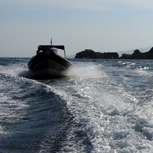 nautica cafarelli organizza tour in barca del golfo e escursioni verso le isole di Capri e Ischia