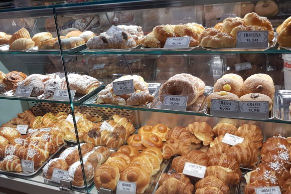 cornetto crema amarena e caffè ecco la colazione napoletana